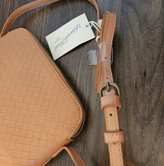 Universal Thread Small Woven Tan Crossbody Bag Faux Leather NWT - Picture 7 of 12